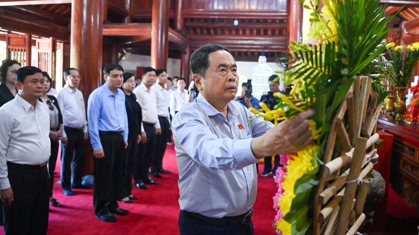 Chủ tịch Quốc hội Trần Thanh Mẫn dâng hoa tại đền thờ Chủ tịch Hồ Chí Minh tại Nghĩa trang Liệt sĩ quốc tế Việt-Lào.