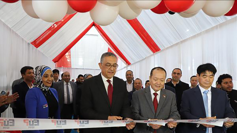 Đại sứ Việt Nam tại Ai Cập Nguyễn Huy Dũng và Chủ tịch Cơ quan Quản lý Đầu tư và Các khu chế xuất Ai Cập Hossam Heiba cắt băng khánh thành Nhà máy EuP Egypt. (Ảnh: TTXVN)