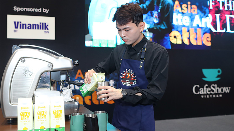 Các thí sinh thực hiện phần thi pha chế, vẽ Latte Art.