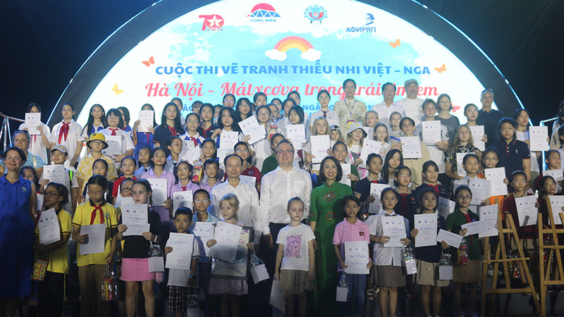 Các vị đại biểu, Ban tổ chức, Ban giám khảo chụp ảnh lưu niệm cùng các em học sinh - thí sinh tham dự cuộc thi.
