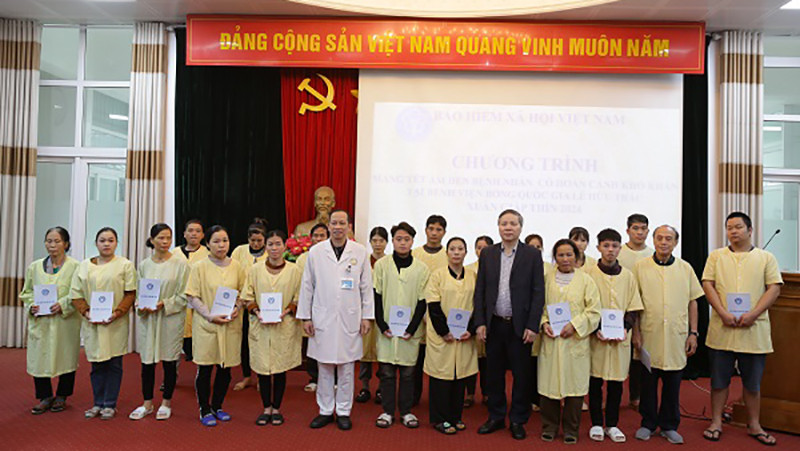 Phó Tổng Giám đốc Nguyễn Đức Hòa tặng quà cho các bệnh nhân có hoàn cảnh khó khăn. Ảnh: VSS