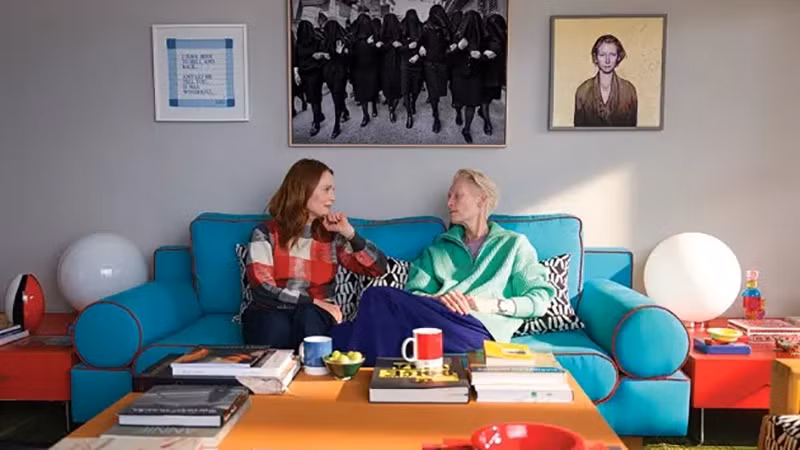 Cảnh trong phim "The Room Next Door". (Nguồn: Yahoo/TTXVN)