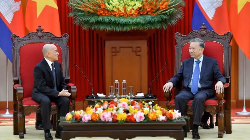 Tổng Bí thư Tô Lâm hội kiến Quốc vương Campuchia Norodom Sihamoni. (Ảnh: ĐĂNG KHOA)