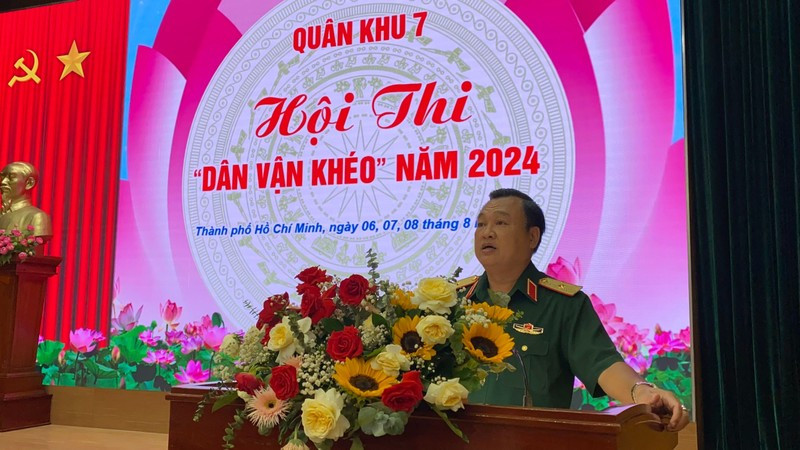 Thiếu tướng Trần Vinh Ngọc, Ủy viên Thường vụ Đảng ủy Quân khu, Phó Chính ủy Quân khu phát biểu tại bế mạc Hội thi.