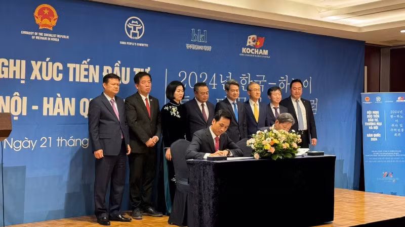 Ông Nguyễn Ánh Dương, Giám đốc Trung tâm Xúc tiến đầu tư, Thương mại, Du lịch Thành phố Hà Nội ký thỏa thuận hợp tác với đối tác Hàn Quốc.