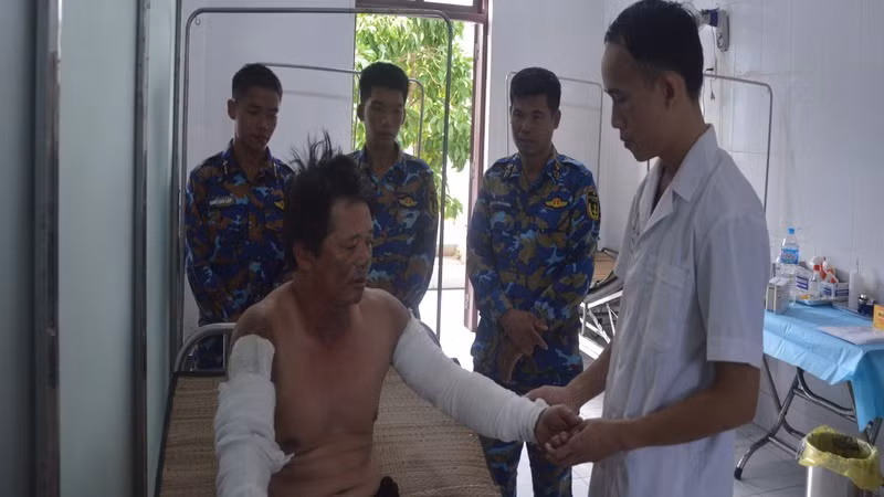 Quân y đảo Song Tử Tây thăm khám bệnh nhân Ngô Thanh Phong. (Ảnh: CTV HQ)