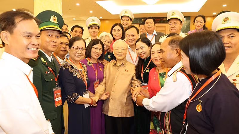 Tổng Bí thư Nguyễn Phú Trọng với các đại biểu điển hình tiêu biểu toàn quốc trong việc học tập và làm theo tư tưởng, đạo đức, phong cách Hồ Chí Minh năm 2023. (Ảnh: TTXVN)