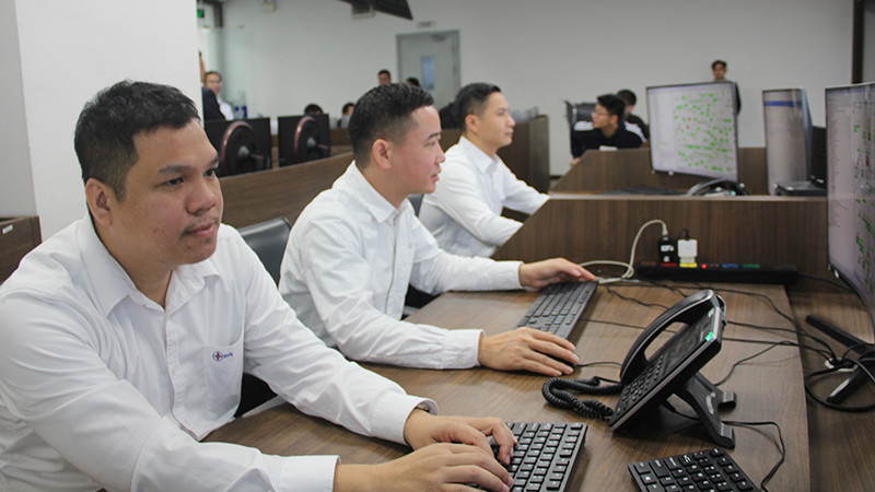 Kỹ sư điều hành viễn thông toàn quốc EVNICT trong ca trực tại Phòng NOC 11 Cửa Bắc, Hà Nội.