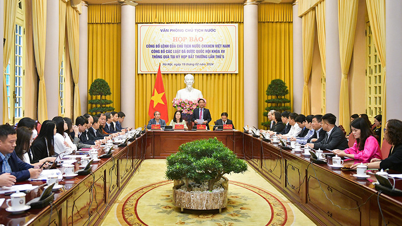 Toàn cảnh buổi họp báo.