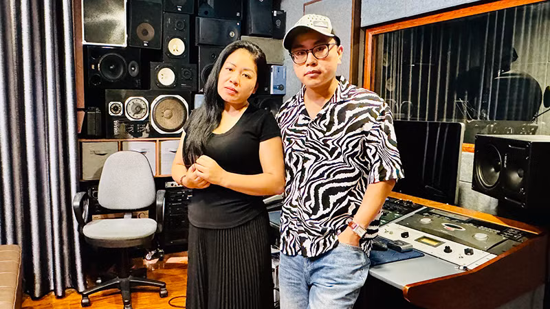 Ca sĩ Anh Thơ và tác giả Hà Tùng Long.