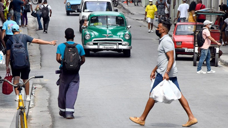 Người dân di chuyển trên đường phố tại La Habana, Cuba. (Ảnh: THX/TTXVN)
