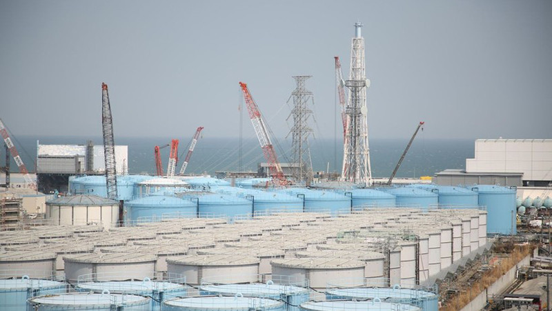 Các bể chứa nước thải nhiễm xạ tại nhà máy điện hạt nhân Fukushima Daiichi ở Okuma, tỉnh Fukushima, Nhật Bản. (Ảnh: Kyodo/TTXVN)