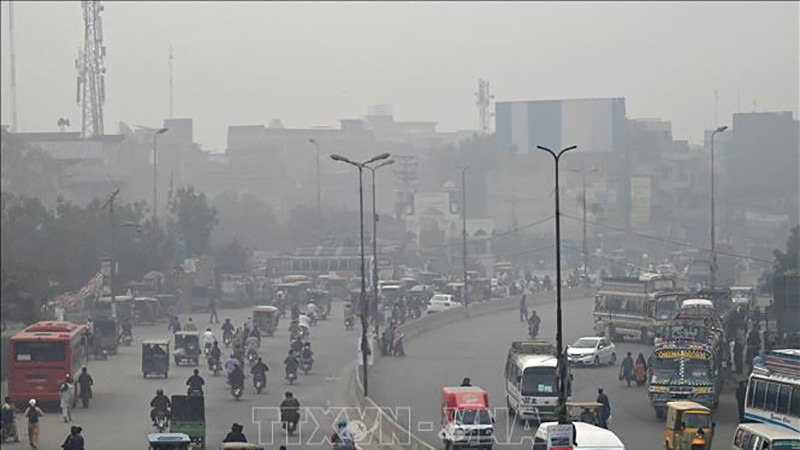Khói mù ô nhiễm bao phủ dày đặc tại Lahore, Pakistan. (Ảnh: AFP/TTXVN)