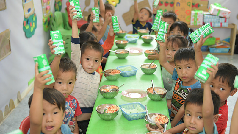 Thêm nhiều bữa ăn có sữa cho trẻ nhỏ vùng cao.