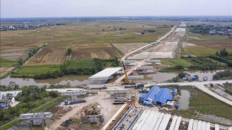 Xây dựng cầu vượt QL 21 tại Km0+00 thuộc Dự án xây dựng tuyến đường bộ mới Nam Định-Lạc Quần-đường bộ ven biển. (Ảnh minh họa: TTXVN)
