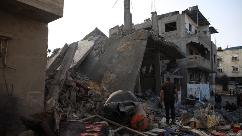 Căn nhà bị phá hủy sau vụ không kích của Israel xuống trại tị nạn Al-Maghazi ở Dải Gaza ngày 1/1/2024. (Ảnh: THX/TTXVN)