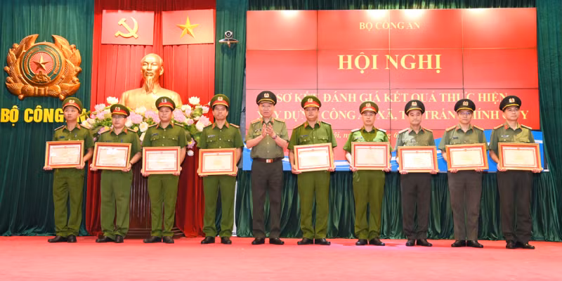 Bộ trưởng Công an Tô Lâm tặng bằng khen cho cá nhân, tập thể có thành tích xuất sắc tại Hội nghị trực tuyến sơ kết, đánh giá kết quả thực hiện xây dựng Công an xã, thị trấn chính quy. (Ảnh :cand.com.vn)