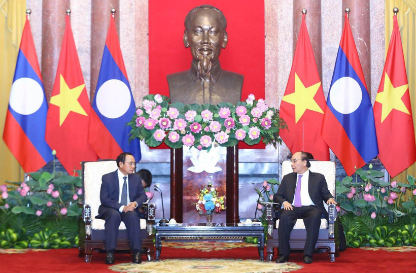 Chủ tịch nước Nguyễn Xuân Phúc tiếp đồng chí Bounthong Chitmany, Ủy viên Bộ Chính trị, Thường trực Ban Bí thư Trung ương Đảng Nhân dân cách mạng Lào, Phó Chủ tịch nước Cộng hòa dân chủ Nhân dân Lào. Ảnh: VPCTN