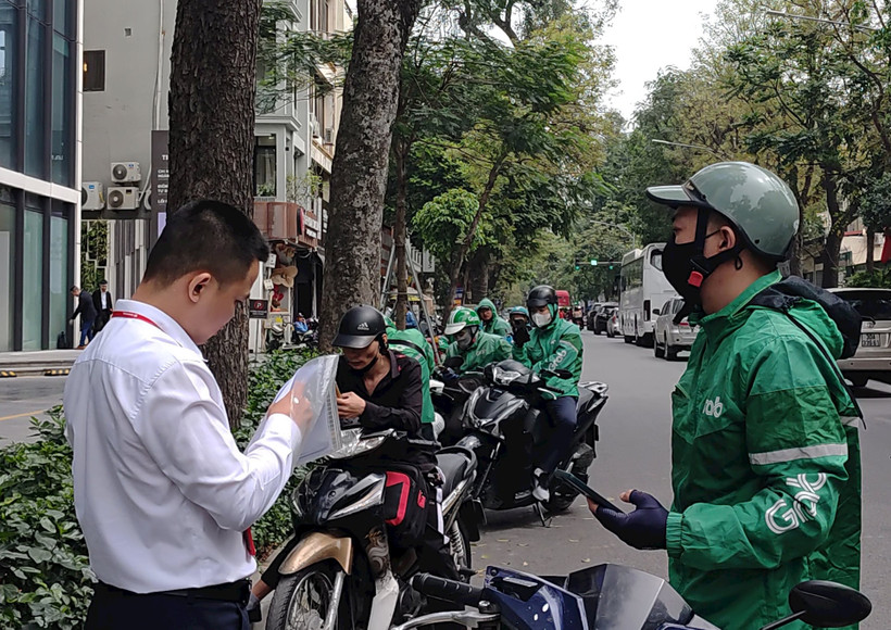Không ít cử nhân phải ngậm ngùi cất tấm bằng đại học, chấp nhận đi làm shipper để mưu sinh. Ảnh: VĂN HỌC