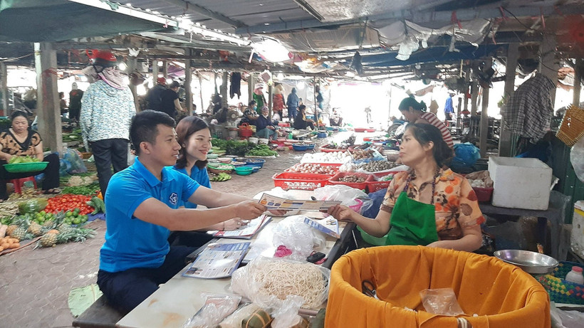 Đưa thông tin về chính sách bảo hiểm xã hội tự nguyện, bảo hiểm y tế đến người dân. Nguồn: BHXH Việt Nam.