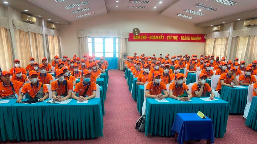 Một buổi tư vấn, giới thiệu việc làm cho lao động hồi hương ở Hà Nội. Ảnh: ANH ĐỨC 