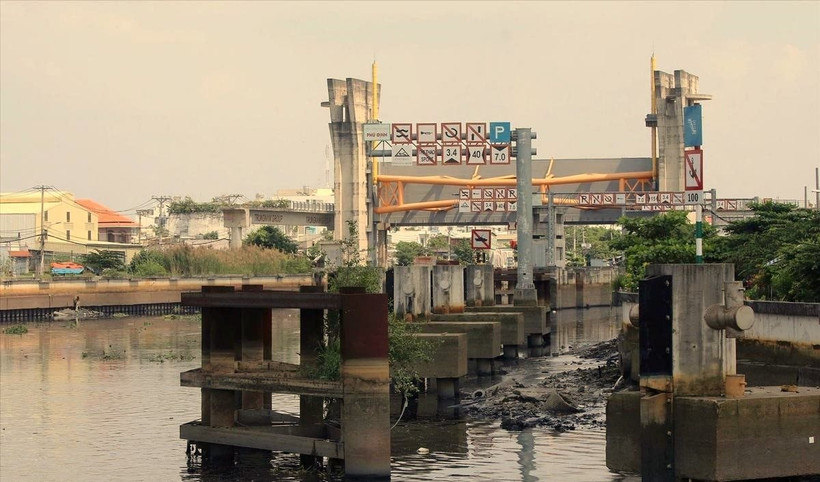 Cống kiểm soát triều Phú Định - thuộc Dự án Giải quyết ngập do triều khu vực Thành phố Hồ Chí Minh hiện vẫn chưa được đưa vào sử dụng.