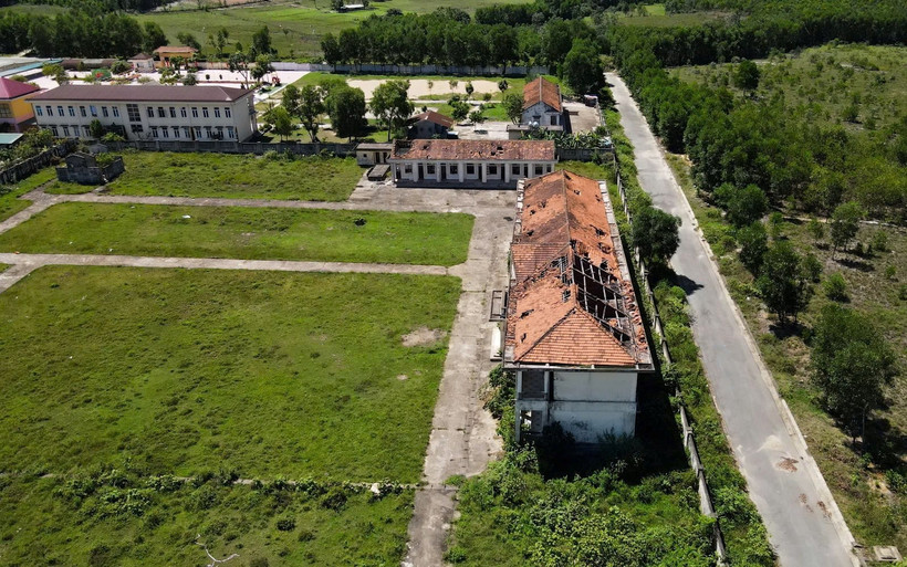 Được xây dựng khang trang từ 14 năm trước, nhưng Trường THCS Kỳ Lợi (thị xã Kỳ Anh, Hà Tĩnh) chưa một lần đón học sinh, nay cơ sở vật chất đã mục nát, cây cối um tùm. Ảnh: TRỌNG TÙNG