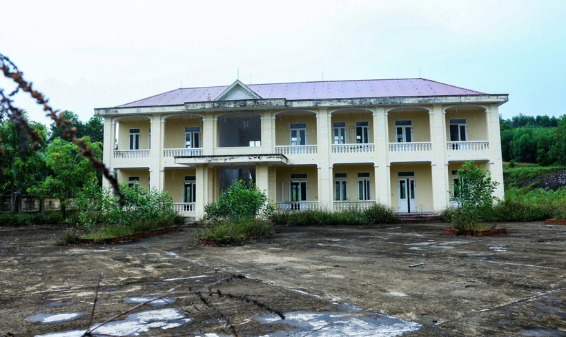 Được đầu tư hơn 16 tỷ đồng nhưng trường THCS Hương Quang (Vũ Quang, Hà Tĩnh) chưa một lần đón học sinh, hiện rơi vào tình trạng bỏ hoang, xuống cấp nghiêm trọng. Ảnh: TRỌNG TÙNG