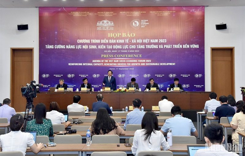 Quang cảnh họp báo giới thiệu chương trình Diễn đàn hôm 17/9. (Ảnh: DUY LINH)