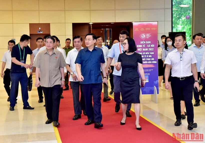 Chủ tịch Quốc hội Vương Đình Huệ cùng phó Chủ tịch Quốc hội Nguyễn Đức Hải kiểm tra công tác chuẩn bị tổ chức Diễn đàn kinh tế-Xã hội Việt Nam 2022. (Ảnh: DUY LINH)