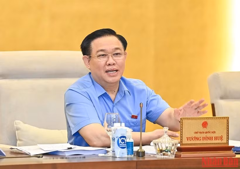 Chủ tịch Quốc hội Vương Đình Huệ phát biểu ý kiến tại phiên họp.