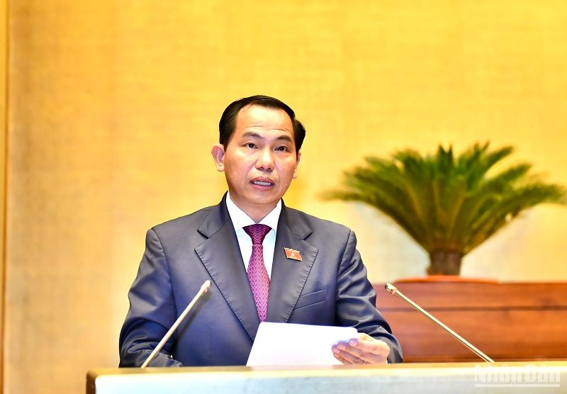 Chủ nhiệm Ủy ban Tài chính, Ngân sách của Quốc hội Lê Quang Mạnh trình bày Báo cáo thẩm tra tại phiên họp chiều 23/5. (Ảnh: ĐĂNG KHOA)