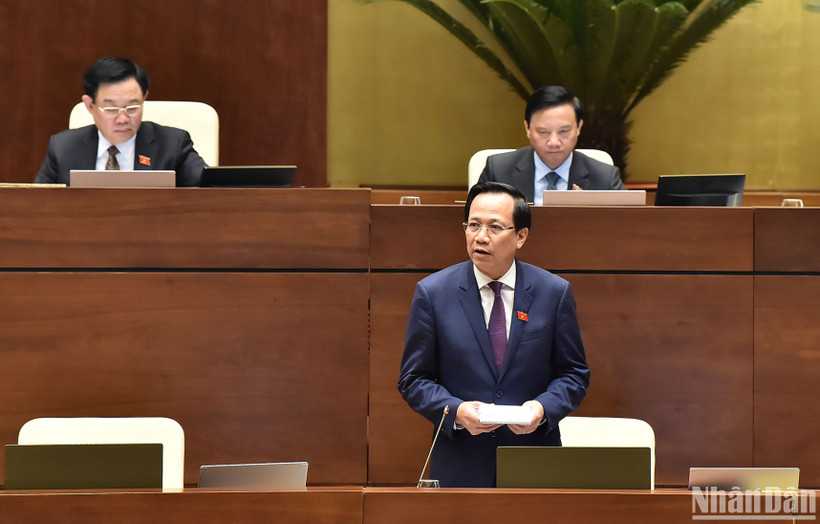 Bộ trưởng Lao động - Thương binh và Xã hội Đào Ngọc Dung giải trình, làm rõ một số vấn đề đại biểu Quốc hội nêu. (Ảnh: THỦY NGUYÊN)