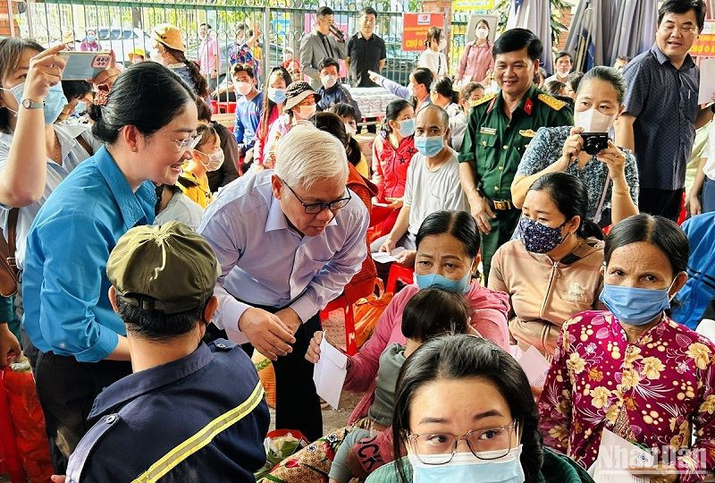 Bí thư Tỉnh ủy Bình Dương Nguyễn Văn Lợi thăm hỏi và trao tặng quà cho công nhân, người lao động.