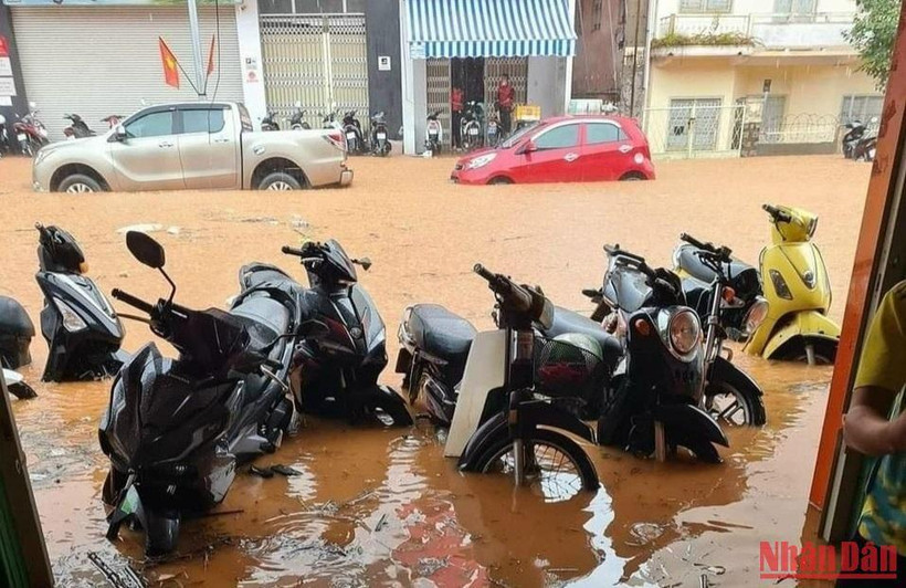 Nhiều nhà dân trên đường Phan Đình Phùng và các tuyến đường hẻm kết nối tại Đà Lạt bị ngập cục bộ chiều nay.