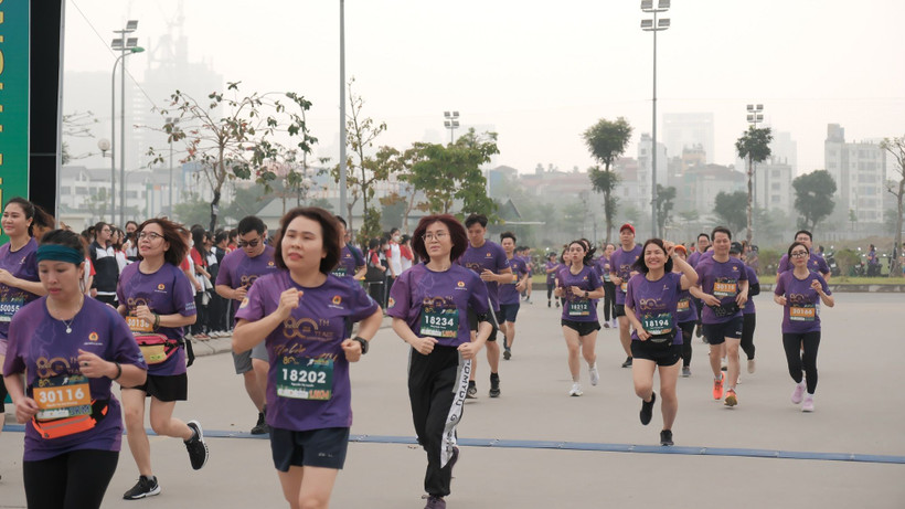 Giải chạy thu hút gần 600 vận động viên tranh tài ở các cự ly 1.800m, 3.000m và 5.000m dành cho nam và nữ.