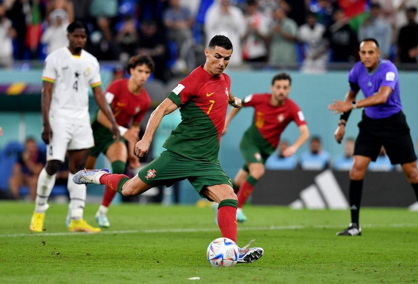 Ronaldo tỏa sáng với bàn thắng mở tỷ số cho tuyển Bồ Đào Nha từ chấm 11m. (Ảnh: Reuters)