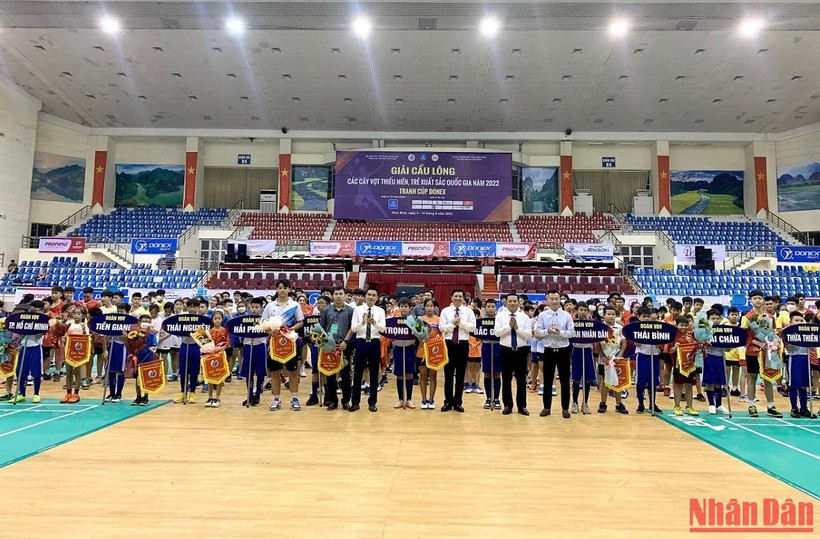 Trao hoa, cờ lưu niệm cho các đội tuyển tham gia Giải cầu lông các cây vợt xuất sắc thiếu niên, trẻ quốc gia năm 2022.