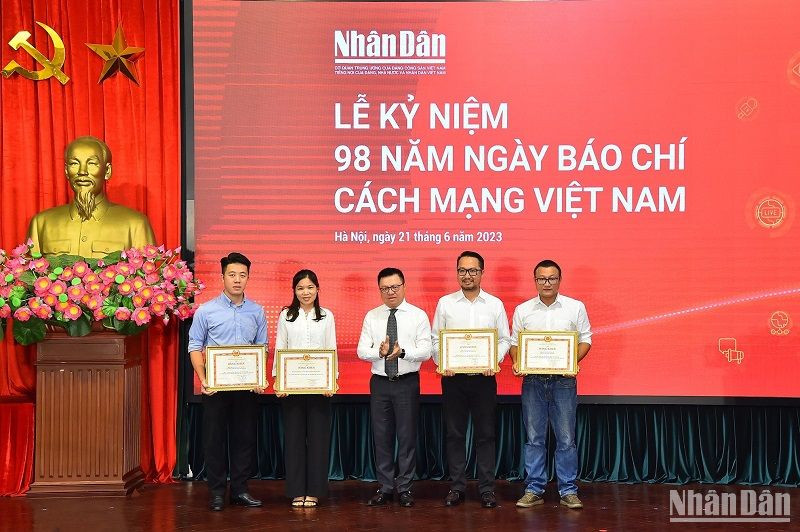 Tổng Biên tập, Bí thư Đảng ủy Báo Nhân Dân Lê Quốc Minh trao Bằng khen tặng các tập thể, cá nhân có thành tích xuất sắc trong năm 2022. (Ảnh: THỦY NGUYÊN)