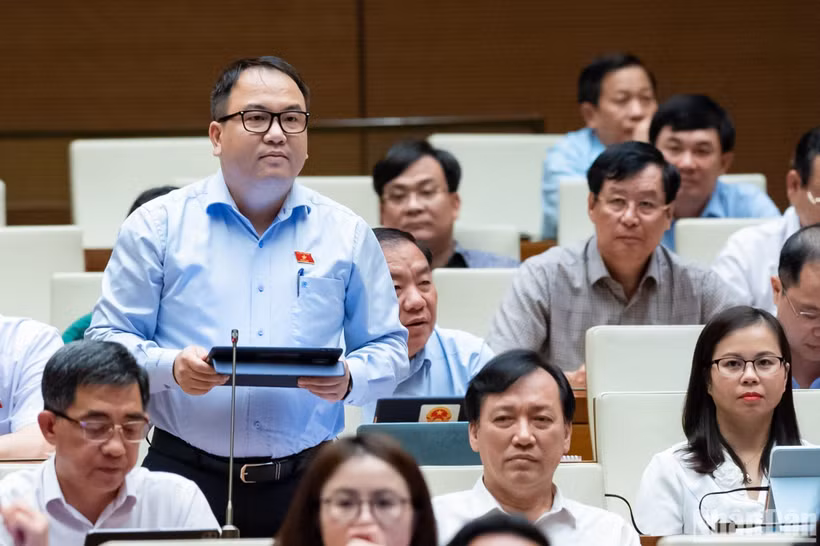 Đại biểu Phạm Trọng Nghĩa (đoàn Lạng sơn) phát biểu ý kiến trong phiên thảo luận ở hội trường về kinh tế-xã hội chiều 31/10. (Ảnh: DUY LINH)