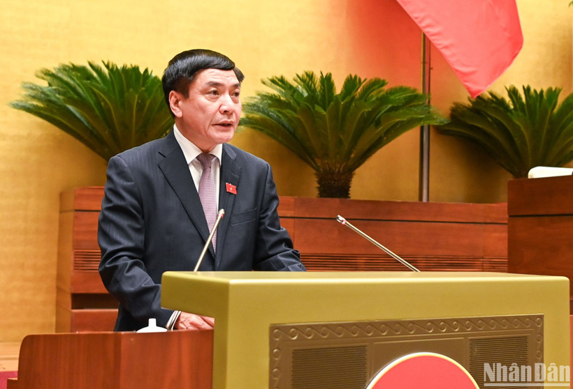 Tổng Thư ký Quốc hội, Chủ nhiệm Văn phòng Quốc hội Bùi Văn Cường trình bày báo cáo thẩm tra tại phiên chất vấn sáng 6/11. (Ảnh: DUY LINH)