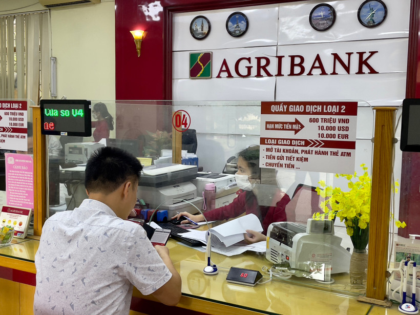Khách hàng giao dịch tại chi nhánh ngân hàng Agribank.