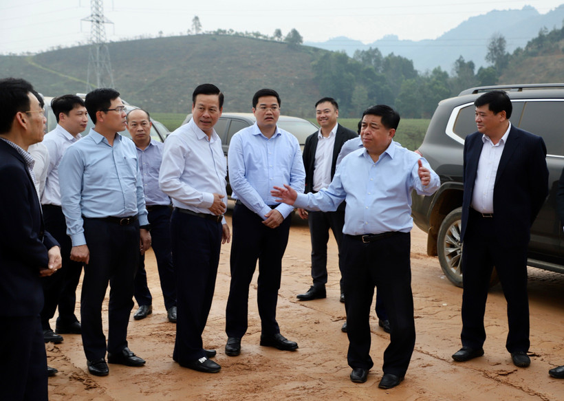Bộ trưởng Nguyễn Chí Dũng trực tiếp chỉ đạo trên công trường dự án cao tốc Tuyên Quang-Hà Giang.