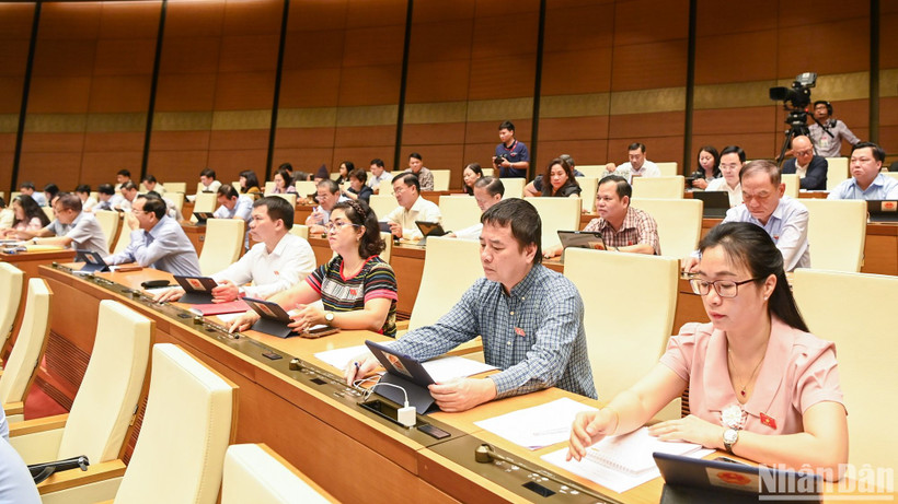 Các đại biểu Quốc hội biểu quyết thông qua Nghị quyết phê chuẩn văn kiện gia nhập CPTPP của Liên hiệp Vương quốc Anh và Bắc Ireland. (Ảnh: DUY LINH)