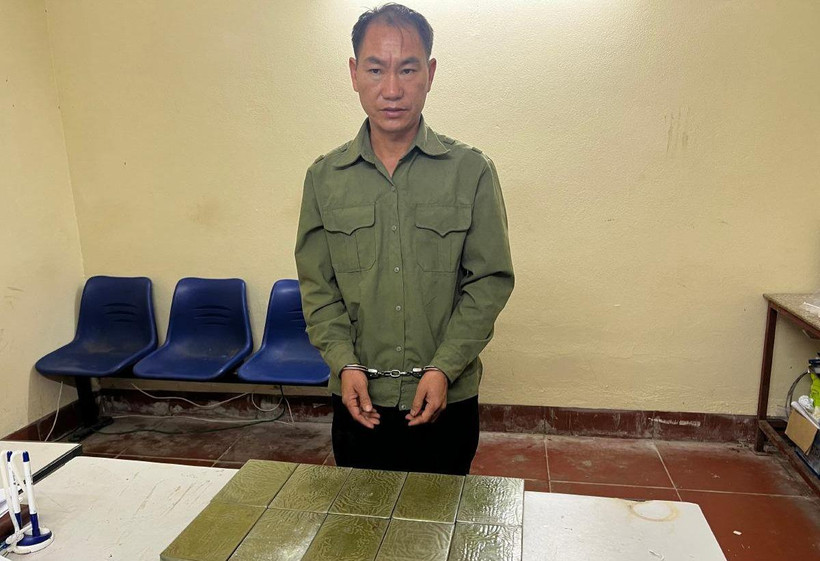 Đối tượng Mùa A Thào cùng 10 bánh heroin tại cơ quan công an.