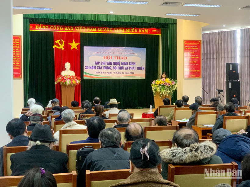 Quang cảnh hội thảo về sự phát triển văn học nghệ thuật ở Ninh Bình.