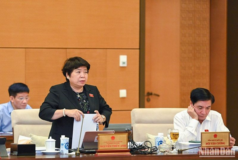 Chủ nhiệm Ủy ban Xã hội Nguyễn Thúy Anh báo cáo tại phiên họp sáng 20/9. (Ảnh: DUY LINH)