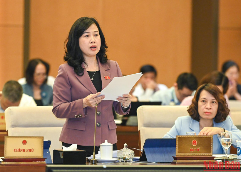 Quyền Bộ trưởng Y tế Đào Hồng Lan trình bày Báo cáo của Chính phủ tại Phiên họp thứ 16 của Ủy ban Thường vụ Quốc hội chiều 10/10.