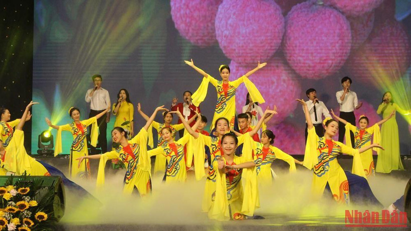 Biểu diễn ca khúc “Sáng mãi Bắc Giang” tại chương trình nghệ thuật tối 8/10.