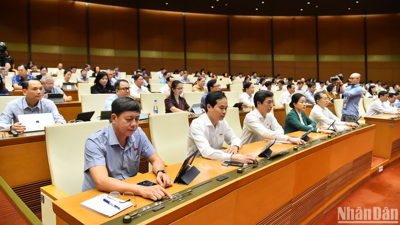 Quốc hội biểu quyết thông qua Nghị quyết về tổ chức chính quyền đô thị và thí điểm một số cơ chế, chính sách đặc thù phát triển thành phố Đà Nẵng. (Ảnh: THỦY NGUYÊN)